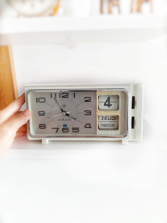 Vintage Table Clock with Alarm & Auto Calendar – Red & White Retro Design