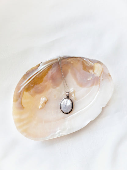 Elegant Mother-of-Pearl Sterling Silver Necklace – 925k Silver, Lobster Claw Closure, 18.9" Chain