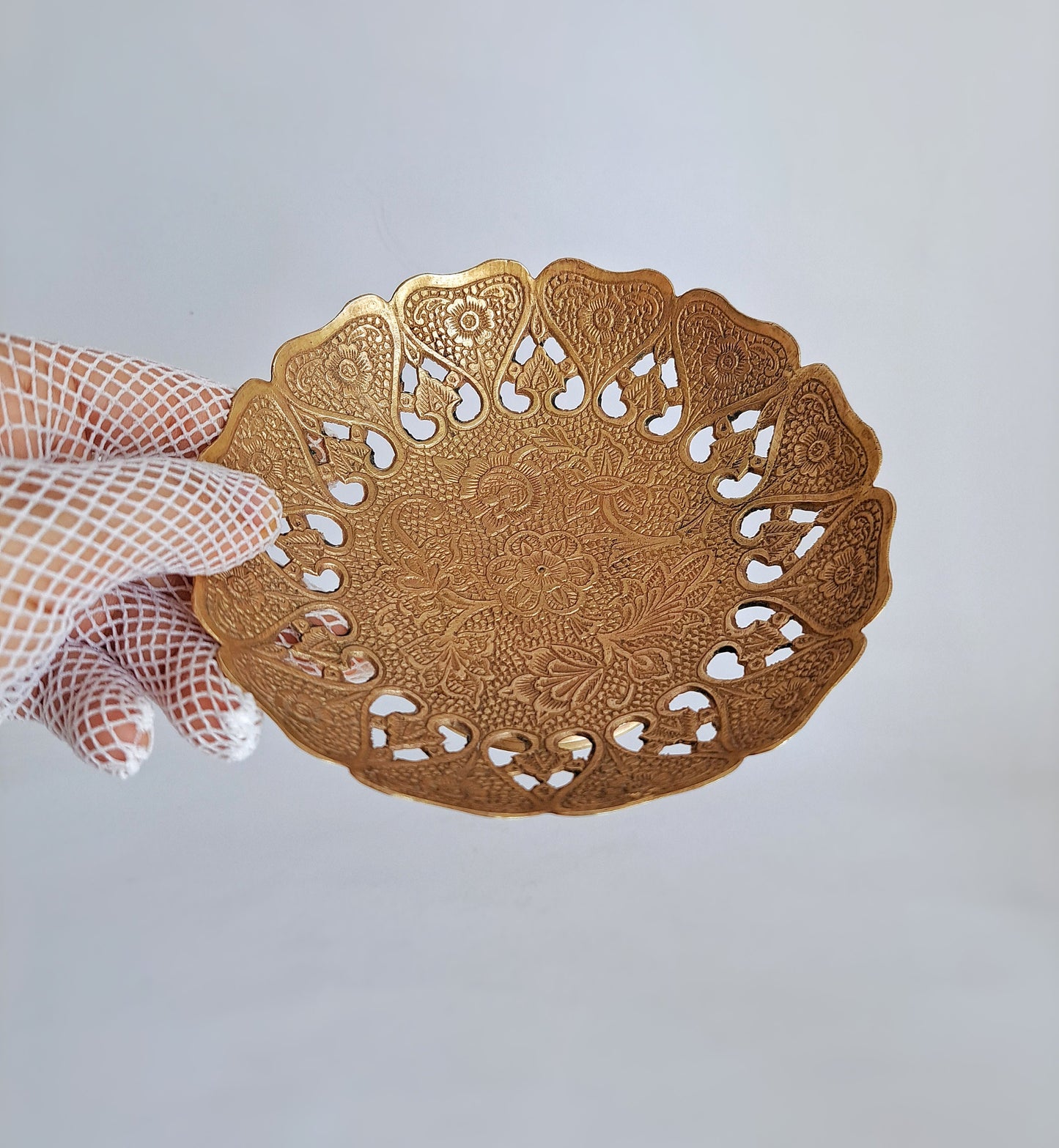 Elegant Vintage Brass Bowl – 14cm Floral Pattern, Gold