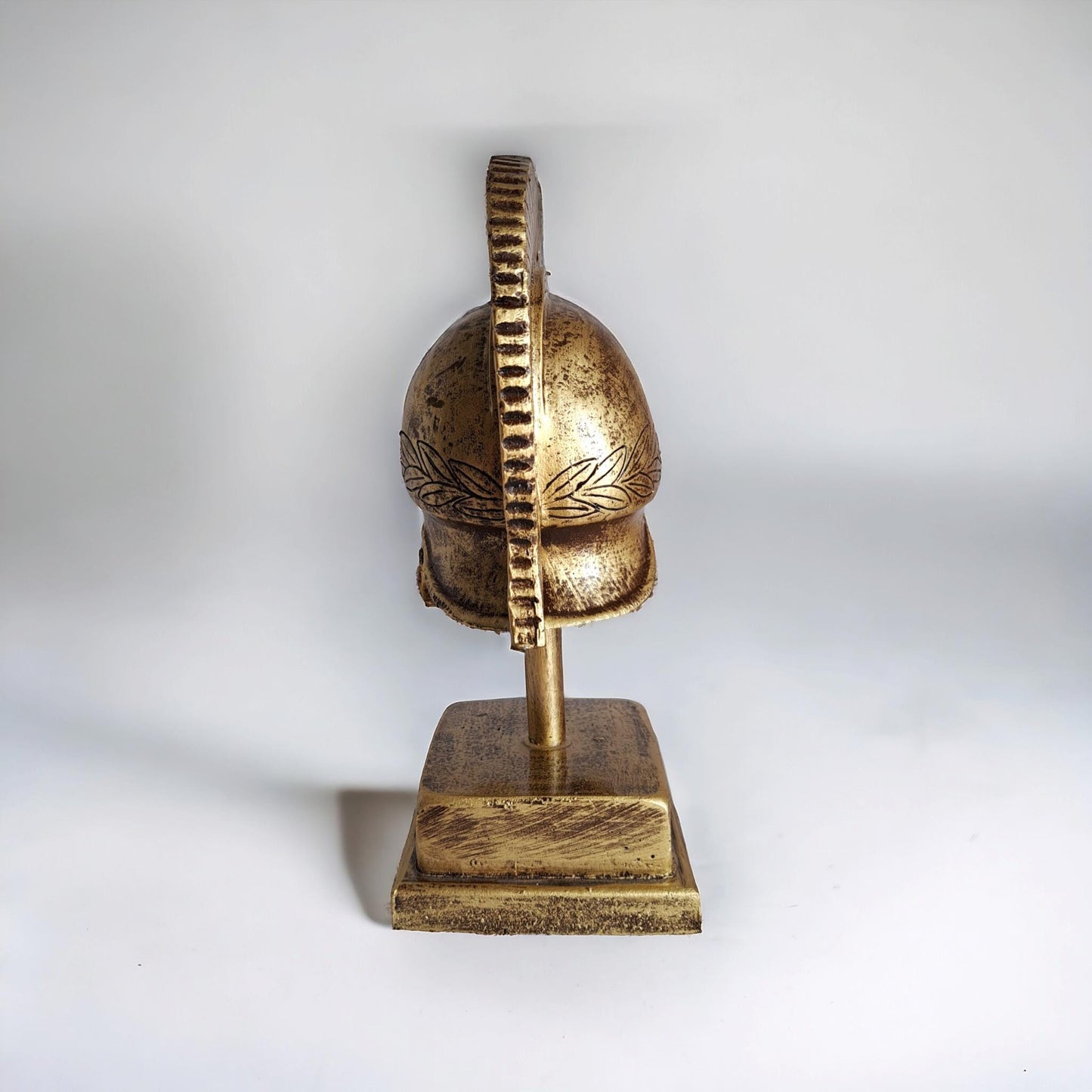 Gold Roman Helmet (Galea) Sculpture – 27cm, Handcrafted with Marble Dust and Polyester, Vintage-Style Decor