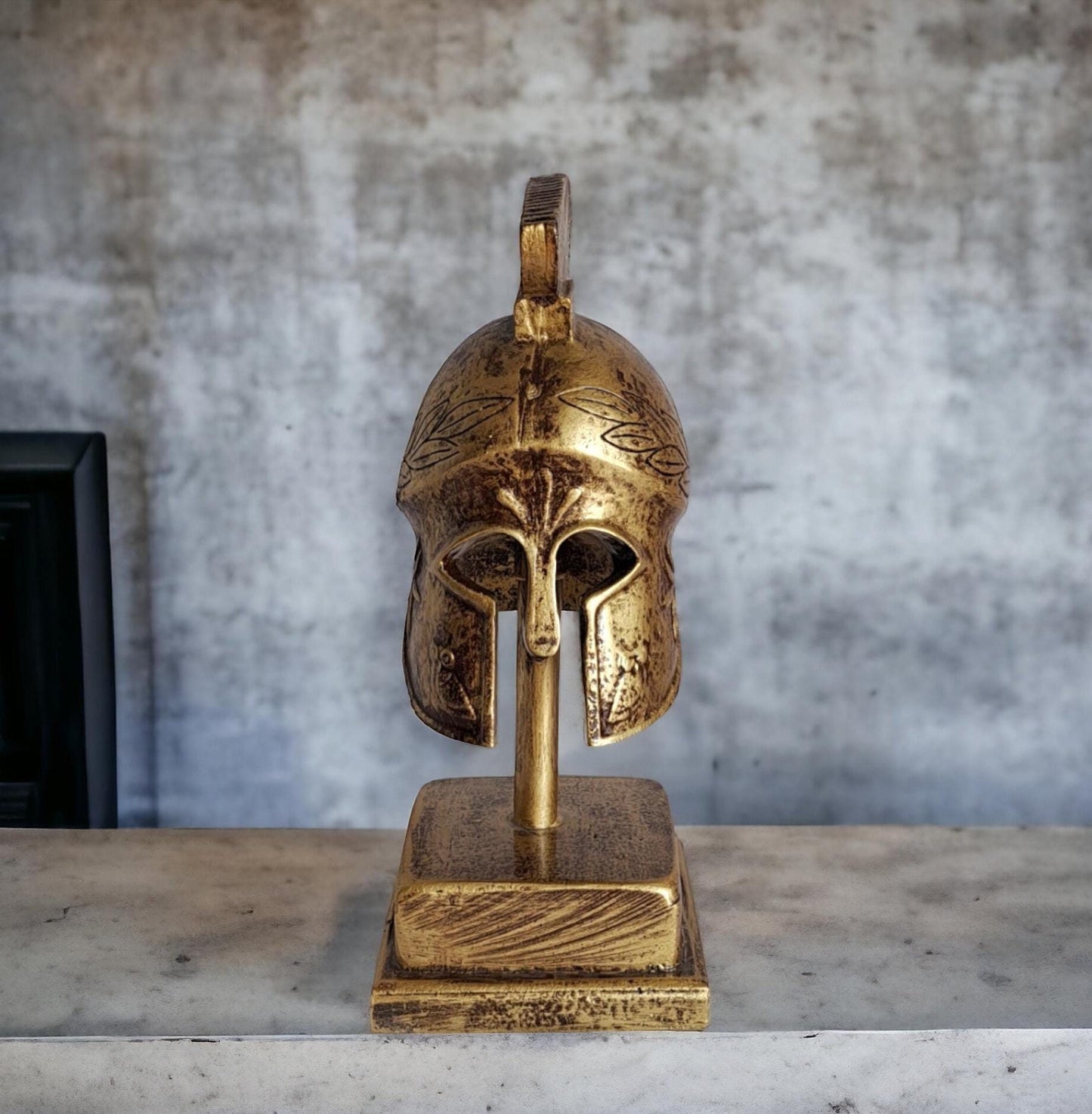 Gold Roman Helmet (Galea) Sculpture – 27cm, Handcrafted with Marble Dust and Polyester, Vintage-Style Decor